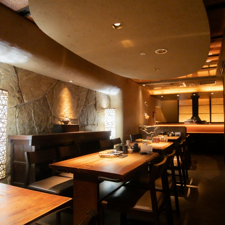 テーブル席のご用意もございます。大切な接待やご会食でぜひ。