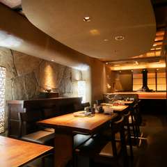 テーブル席のご用意もございます。大切な接待やご会食でぜひ。