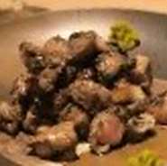 宮崎名物の炭焼き地鶏、一膳ではレアでも食べれる鶏を使用してます。炭焼きしてレアで歯ごたえのある、他では味わえない逸品。必ずと言っていいほど注文が多いメニューです。