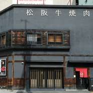 外観はシックで隠れ家的な雰囲気で、店内は落ち着いた空間が広がります。希望があればメッセージプレートを用意してもらえるので、記念日を過ごしたい方には最適。大切な日をより素敵に演出してくれます。