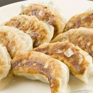 モチッとした皮の『焼き餃子』には、三元豚を使用。天然の豚油が風味豊かに広がります。具がぎっしり詰まった焼きたての餃子を頬張る幸せは格別。この味を求めてたくさんのゲストが足を運ぶのも頷けます。