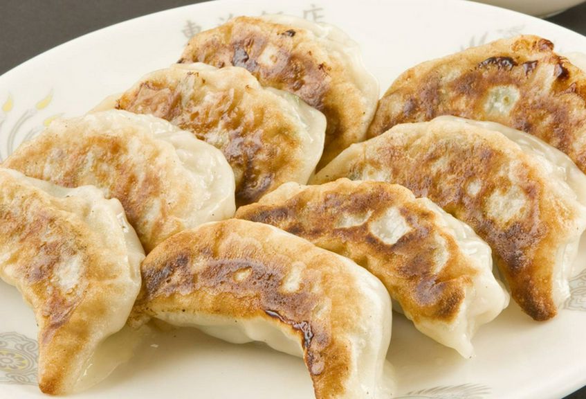 必ずオーダーしたい!メディアでも高評価の看板メニュー『焼き餃子(5個)』