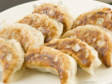 必ずオーダーしたい！メディアでも高評価の看板メニュー『焼き餃子（5個）』
