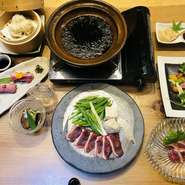 七谷鴨は、今や入手困難な「特別な鴨」。東京でのミシュラン掲載店がこぞって取り扱いするフランス産の鴨に負けない味の凝縮度を感じて頂けます。当店では、他にも多数の七谷鴨料理がございます。