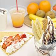 クレープ、パフェ、ドリンク等全てテイクアウトも承っております。お会計後の予約も承ります。