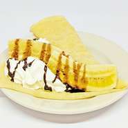 モチモチ食感が特徴の生地に、バナナとチョコレートソースをトッピング。バナナの加工卸問屋として創業した水信こだわりのバナナを使用。シンプルながらも評価の高い、世代を超えて愛される定番メニューです。