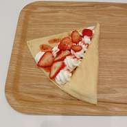 モチモチとした食感のクレープにいちごをトッピング。小さなお子様から大人の方まで人気の定番メニュー。