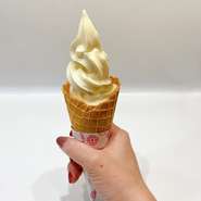 2種類のクリームを当店独自の配分でブレンドした、オリジナルソフトクリームです。濃厚ながら後味はさっぱりとした口当たりが自慢です。