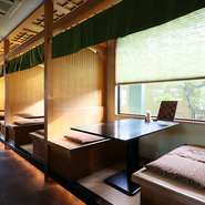 木をたっぷりと使い穏やかな雰囲気に包まれた店内は、ビジネスシーンにも多く利用されています。道内産の和牛を使ったしゃぶしゃぶ・すき焼きを味わえる夜のコースと共に、歓談しつつ親睦を深め合えることでしょう。