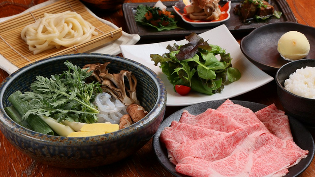 北海道で育まれた、秀逸な牛肉や豚肉から選べる『すきやきコース』