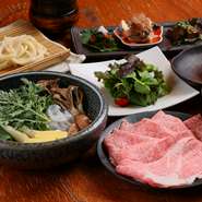 道内産の食材をふんだんに使用しているコース。厳選牛＆豚、ごはん、自家製のざるうどんなど、こだわりの美味がすべて揃っています。割り下にブレンドする「かえし」は、創業当初から継ぎ足している秘伝の味。