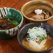 初めて訪れる方に、ぜひオーダーしてもらいたい名物料理です。三つのスープを一度に試せるため、登竜門のような役割も。お気に入りのスープが分かったり、次回挑戦したいメニューへの道しるべにもなります。