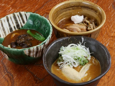 まずはこのメニューで、カレーうどんのスープを網羅『名物　鬼はそと三種』