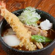 トッピングをすべて乗せた贅沢な一杯です。しっかりとしたボリュームがありながらも、そのおいしさに魅了され、男性・女性を問わず完食できてしまうほど。数量限定なので、早めのオーダーがオススメです。