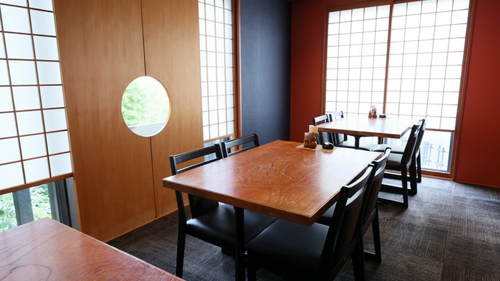 郊外ならでの利を活かしたゆとりの空間で食事を満喫