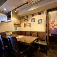 【アジアン空間】白の壁と木の温もりを感じる落ち着いた空間となっており、お一人でも入りやすくなっております。店内にはガネーシャをモチーフにした飾りを飾っており、まるでインドに来たかのような気持ちに♪