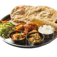 動物性の食材を使っていないターリー。2種のカリーとサモサ付き