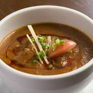 定番　羊肉のカリー。染み入るスパイスの風味はくせになります。