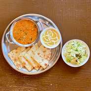 コク深く濃厚なチキンシャコルマが主役の、あったか冬限定セット。香ばしく焼き上げた熱々のチーズナンと合わせれば、とろけるような幸福感が広がります！

