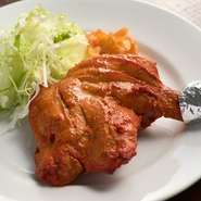 大人気　スパイスヨーグルトに漬け込んだ骨付きモモ肉のタンドール焼き