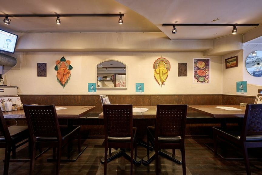 白の壁と木の温もりを感じる落ち着いた空間、一人でも入りやすい