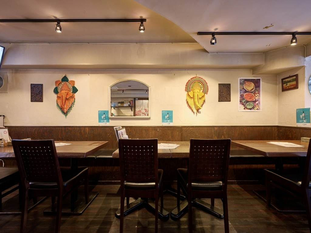 白の壁と木の温もりを感じる落ち着いた空間、一人でも入りやすい