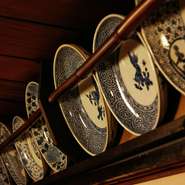 歴史を感じさせ、京町家の居の中にある民藝品