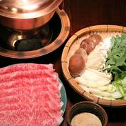 先付け
しゃぶしゃぶ京都牛A4ランクサーロイン150g
野菜盛
ご飯　漬け物
デザート

ランチ限定のサービスセットです。