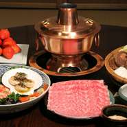 『梅コース』・『松コース』『フルコース』に含まれる大皿の前菜は、西垣氏がこだわりつくりあげる一皿。圧倒的なボリュームと、旬の素材を用いた彩りの良さ、華やかさを湛えています。
