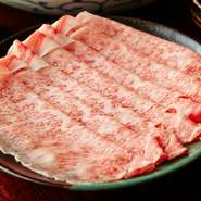 『しゃぶしゃぶ』には肉質にこだわり抜いたサーロインを使用。「京都牛」本来のおいしさが伝わるように、サシの美しさや脂の少なさにこだわっているそうです。