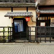 京都の風情を感じされる花見小路で、オリジナルスタイルの『しゃぶしゃぶ』を楽しめます。店内には座敷席を中心とした個室を完備。芸術価値の高い民藝品も一緒に愛でられるのも、この店ならではの特徴です。