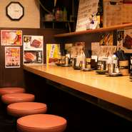 ゆったりと時間を忘れてくつろげるカウンター席は、お一人来店するゲストに大人気。全席喫煙OKなので、スモーカーも気兼ねなく楽しむことが可能です。くつろぎ時間に日々の疲れが吹き飛びます。