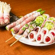 やきとんや串揚げを中心に、多彩なメニューがラインナップされている【みんなのぶた　池尻店】。新鮮な野菜を旨み充実の豚バラ肉で巻いた『豚バラ巻き』は、たっぷり野菜が食べられる人気のヘルシーメニューです。