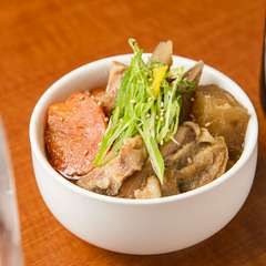 醤油ベースのあっさり煮込み『みんぶた名物　肉煮込み』