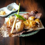 塩麹にじっくりと漬け込み、柔らかく仕上げた鶏もも肉をシンプルに焼き上げました。グリル野菜とご一緒にお召し上がりください。

