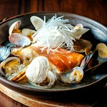 塩麹に漬け込んだ金目鯛を浅利や白はまぐり、ムール貝とともに酒蒸しに。濃厚な魚介のお出汁とともにお召し上がりください。

