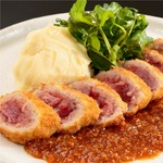 マグロのおいしさを存分に引き出した一品です。レアに仕上げたマグロのカツレツと玉葱の甘辛ソースは相性抜群です。