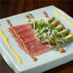辛子と黄身醤油のソースがアボガドとマグロに良く合います。ホワイトセロリとクレソン・玉ねぎのサラダを添えて・・・