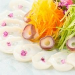 活タコを薄造りにし、梅の香る醤油でご提供致します。彩り野菜とご一緒にお召し上がりください。
