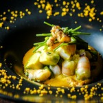 海老、アボガド、炙り雲丹と数種類の野菜を、雲丹と卵黄のソースで和えてお召し上がりください。

