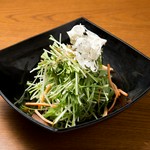 水菜を醤油ベースのドレッシングで味付けし、揚げじゃこ、しらすせんべいをアクセントにした和風サラダ。

