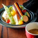 彩り豊かな野菜を「温野菜」で。天然醸造味噌を使用したこだわりのソースでお出しします。

