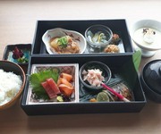 日替わり2種/サバいしる干し/鶏含め煮/本日のおすすめ2種盛り/ご飯、漬物/味噌汁/味噌汁