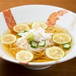 喉ごしの良い秋田名産の稲庭うどんを白醤油を使ったあっさり味の出汁で提供します。たっぷりのすだちでさっぱりお召し上がり頂けます。


