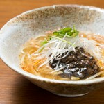 黒ゴマの風味豊かな鴨そぼろを温かい稲庭うどんとご一緒にお出しします。香味野菜とゆずの香りでさっぱりと召し上がれます。

