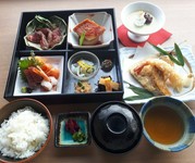 夜限定　「みなとみらい膳」牛ステーキ、金目鯛煮付、天麩羅、刺身など9品