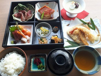 夜限定　「みなとみらい膳」牛ステーキ、金目鯛煮付、天麩羅、刺身など9品