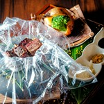 通常のステーキと異なる特殊な技法で旨味を凝縮し、スモークした、最上級のショートリブを柚子風味の焦がし醤油で。香り豊かなタスマニアマスタードとご一緒にお召し上がりください。
