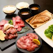 幅広いメニューを取り揃えており、肉や野菜はもちろんサラダやデザートまで充実。好みに合わせて選べるので、特別な日や仲間との集まりにもオススメです。特別な時間を演出する工夫が詰まっています。