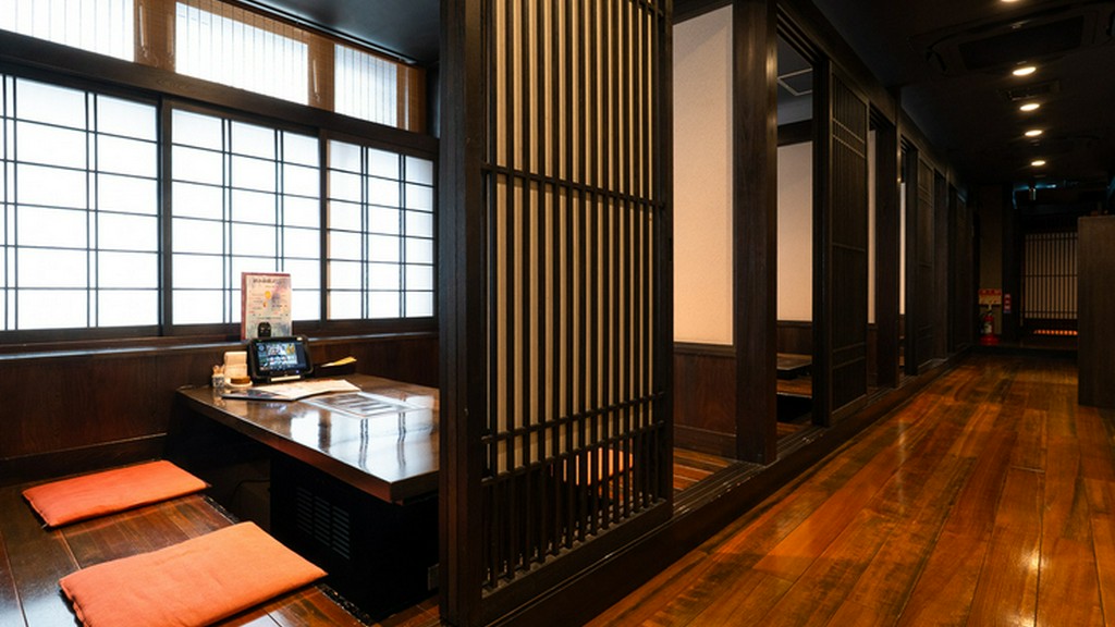 温かみのある木の内装が心地良く、食事の時間を穏やかに